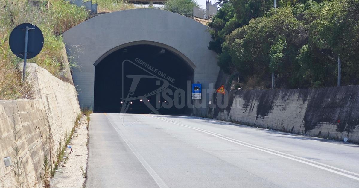 Incidente sulla 115, scontro auto e moto nella galleria Belvedere