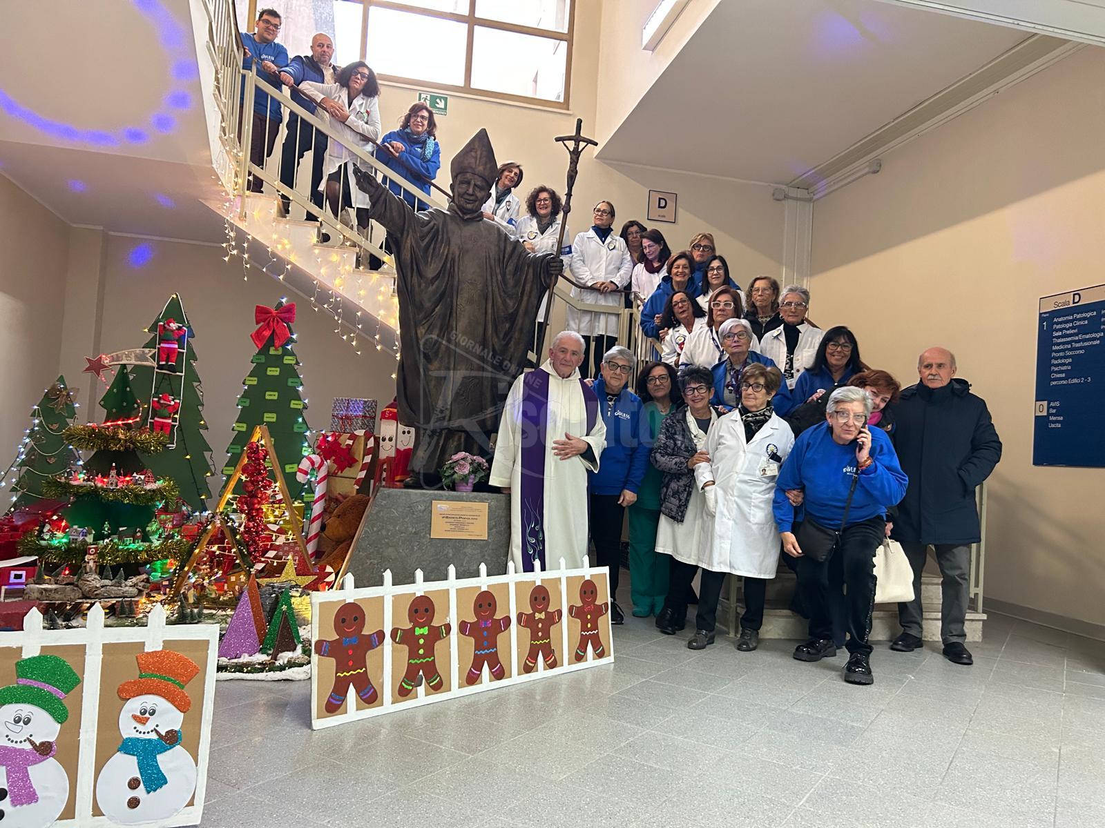 Natale in ospedale, volontari Avulss allestiscono albero e presepe