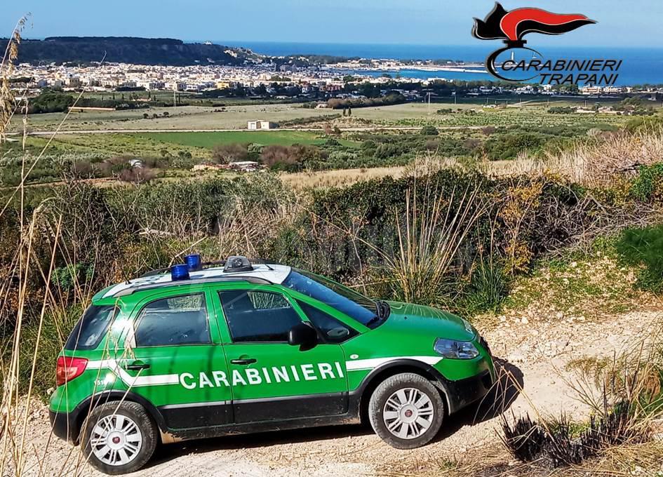 Scaricava rifiuti per strada, denunciato quarantaduenne trapanese