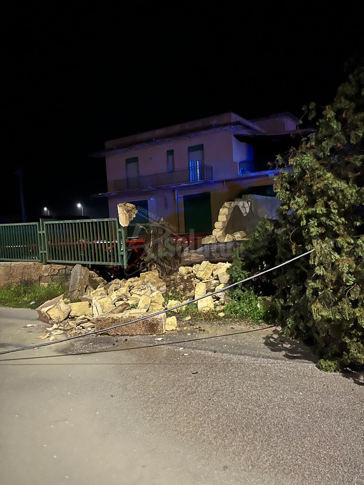 Forte vento a Sciacca durante la notte, sradicati molti alberi