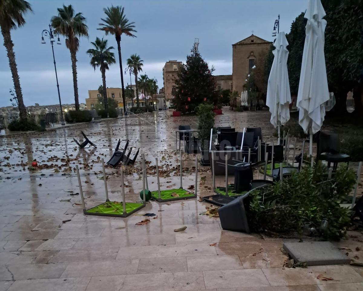 Il vento provoca danni ad alcuni bar del centro di Sciacca