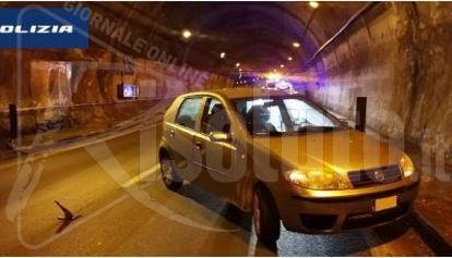 Ubriaco in autostrada, parcheggia l’auto in galleria