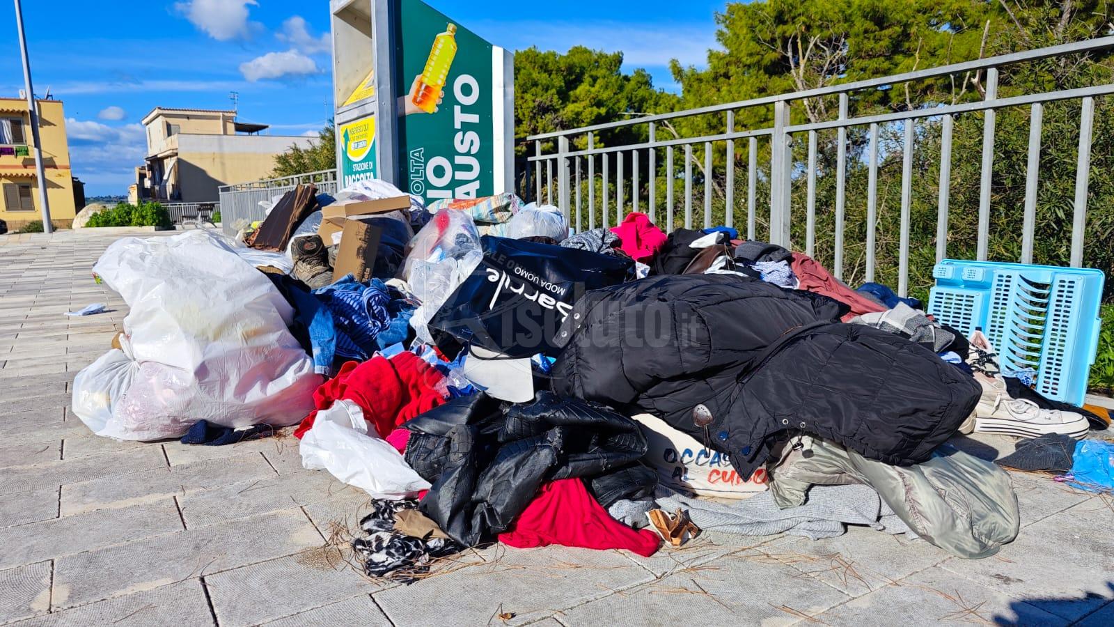 Abiti usati abbandonati vicino all'ex mattatoio di Sciacca, degrado a San Michele