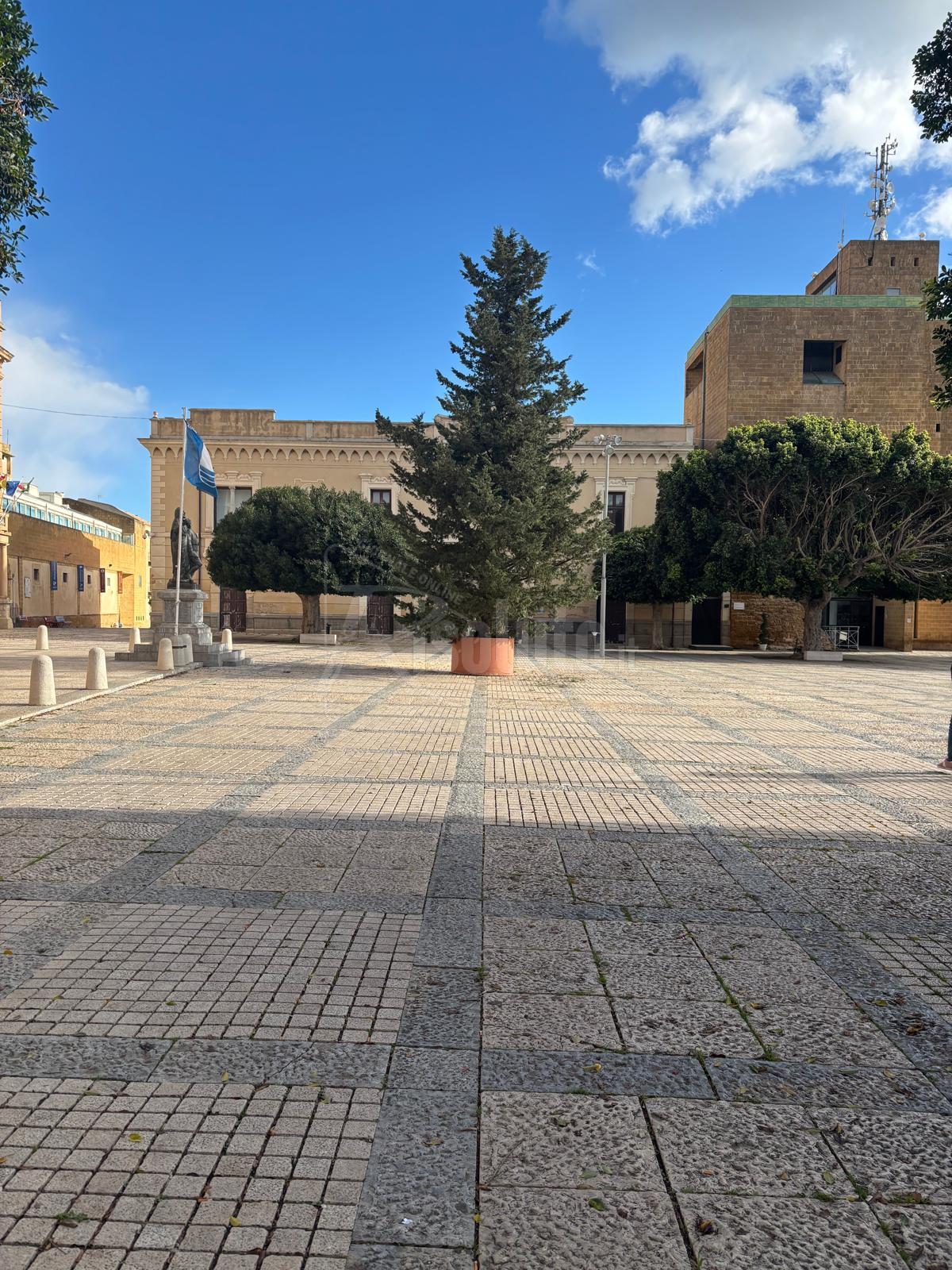Si avvicina Natale, a Menfi due alberi e un presepe