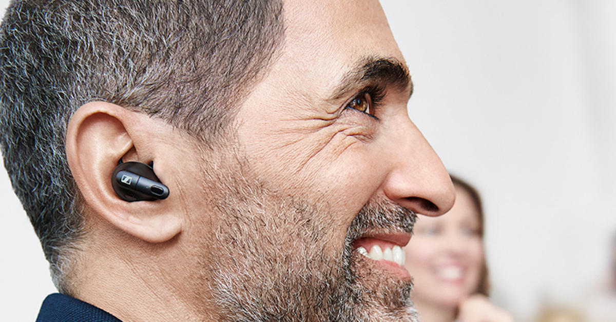 Migliora le tue conversazioni con gli auricolari Sennheiser Conversation Clear Plus: la soluzione wireless ideale per ascoltare in modo chiaro, semplice e senza fatica