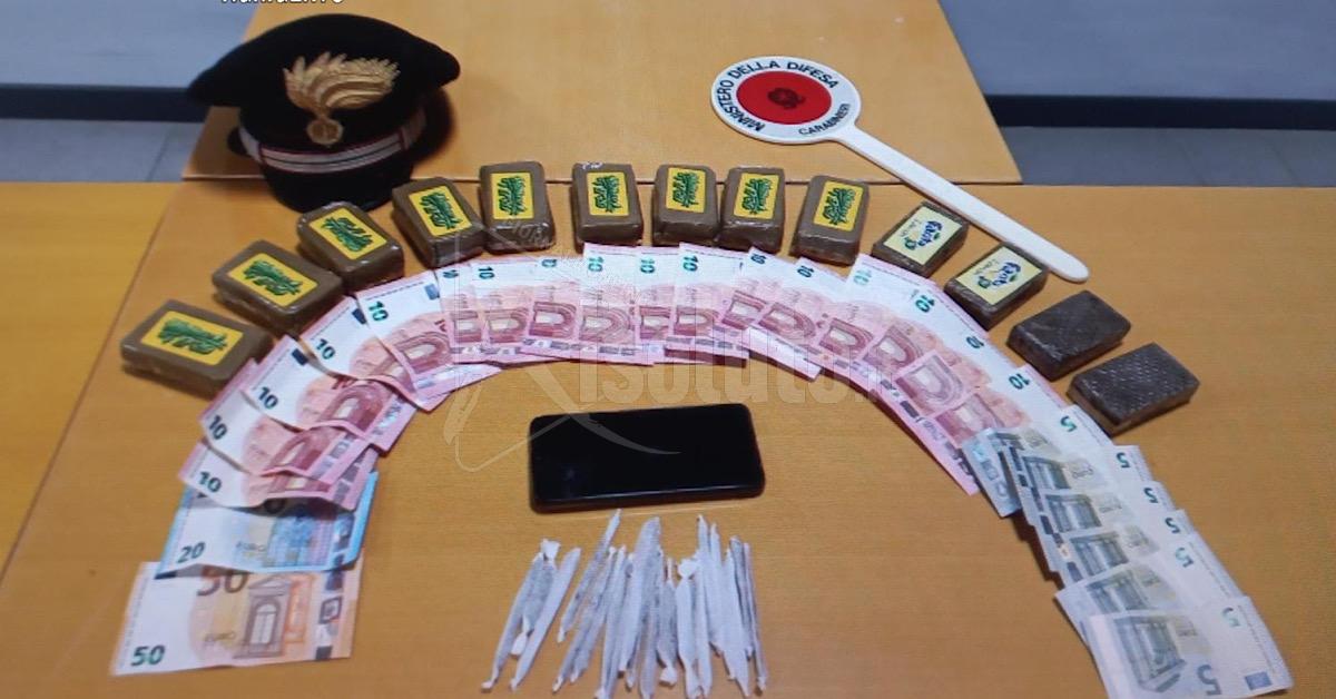 Trovati in possesso di 19 spinelli e oltre un chilo di hashish, due arresti