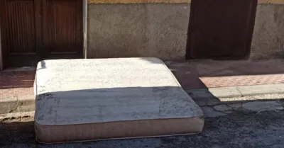 Donna abbandona un materasso in strada, denunciata dai carabinieri