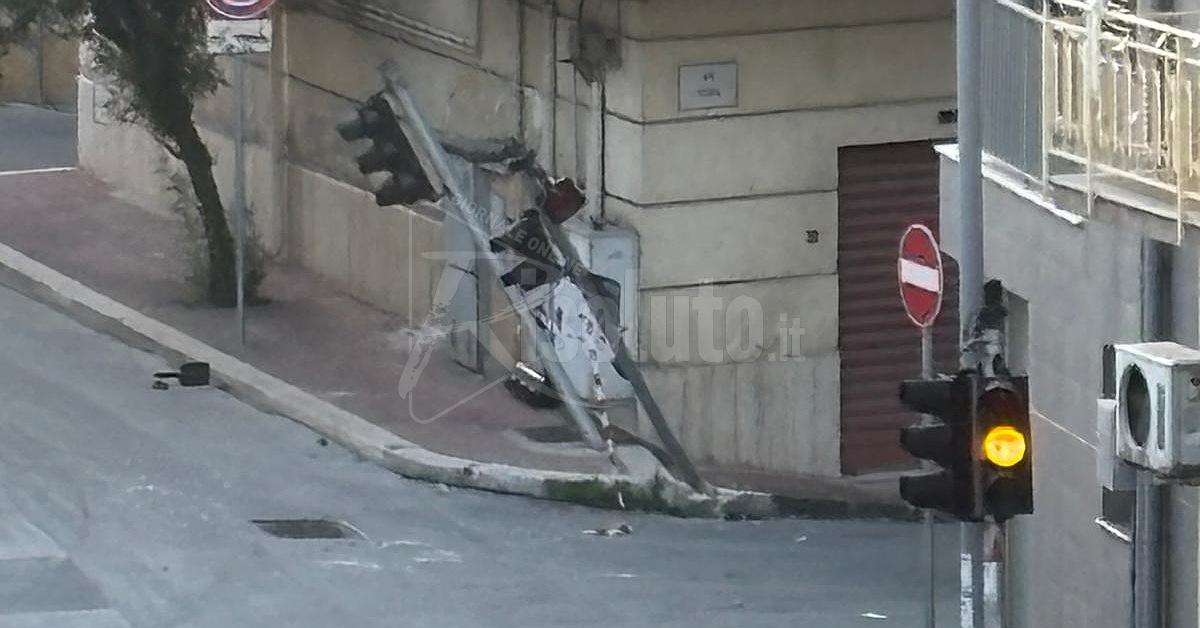 Un mezzo abbatte il semaforo di via Cronio a Sciacca