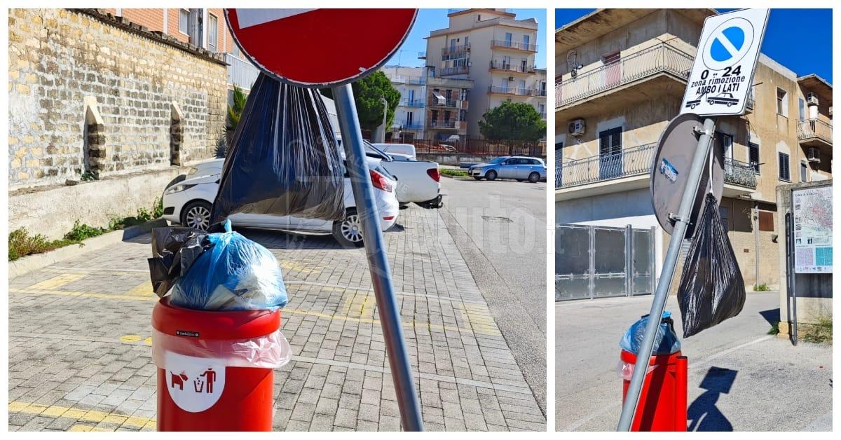 Spazzatura appesa a un segnale stradale nel parcheggio Catusi a Sciacca