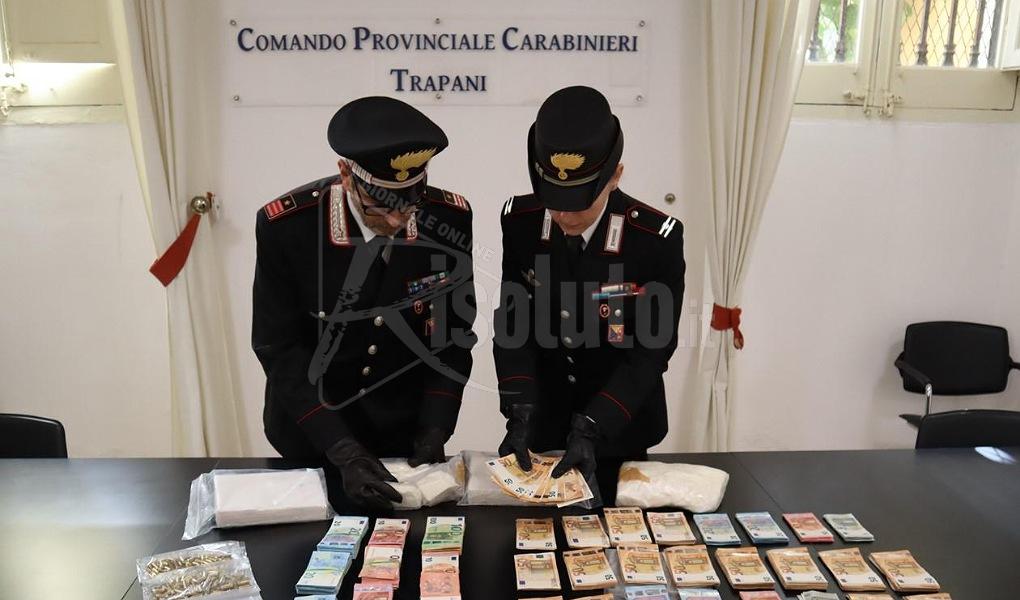 Colti in flagranza con cocaina, pistole e contanti in strada, sei arresti a Trapani
