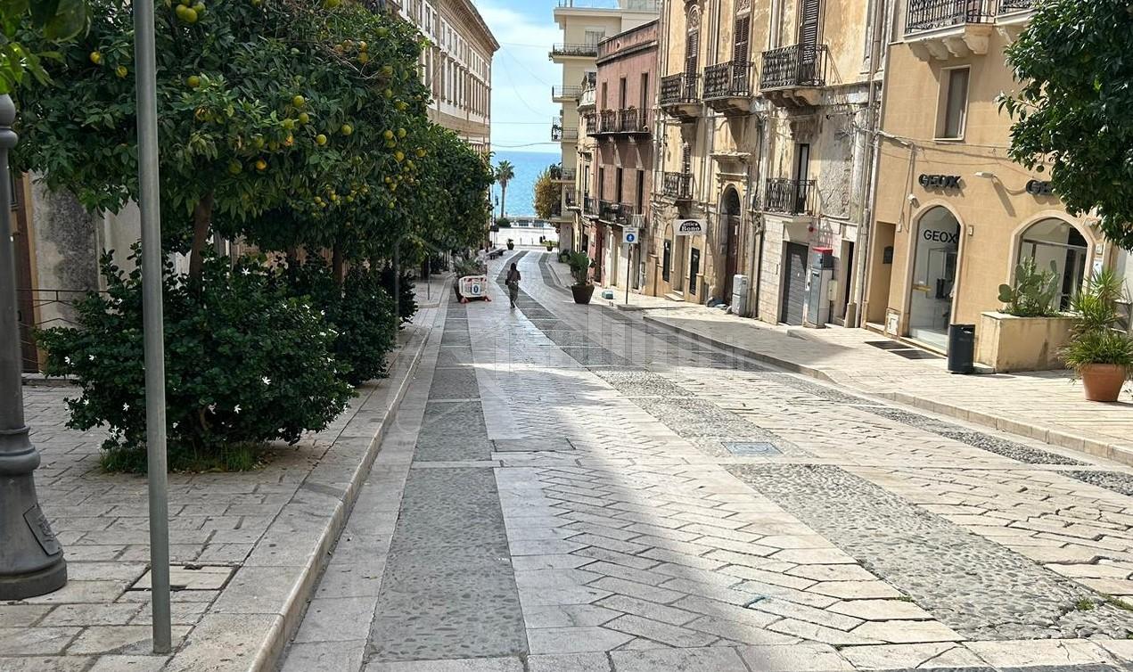 Lite a Sciacca, 3 denunce della polizia che sequestra un coltello e un bastone
