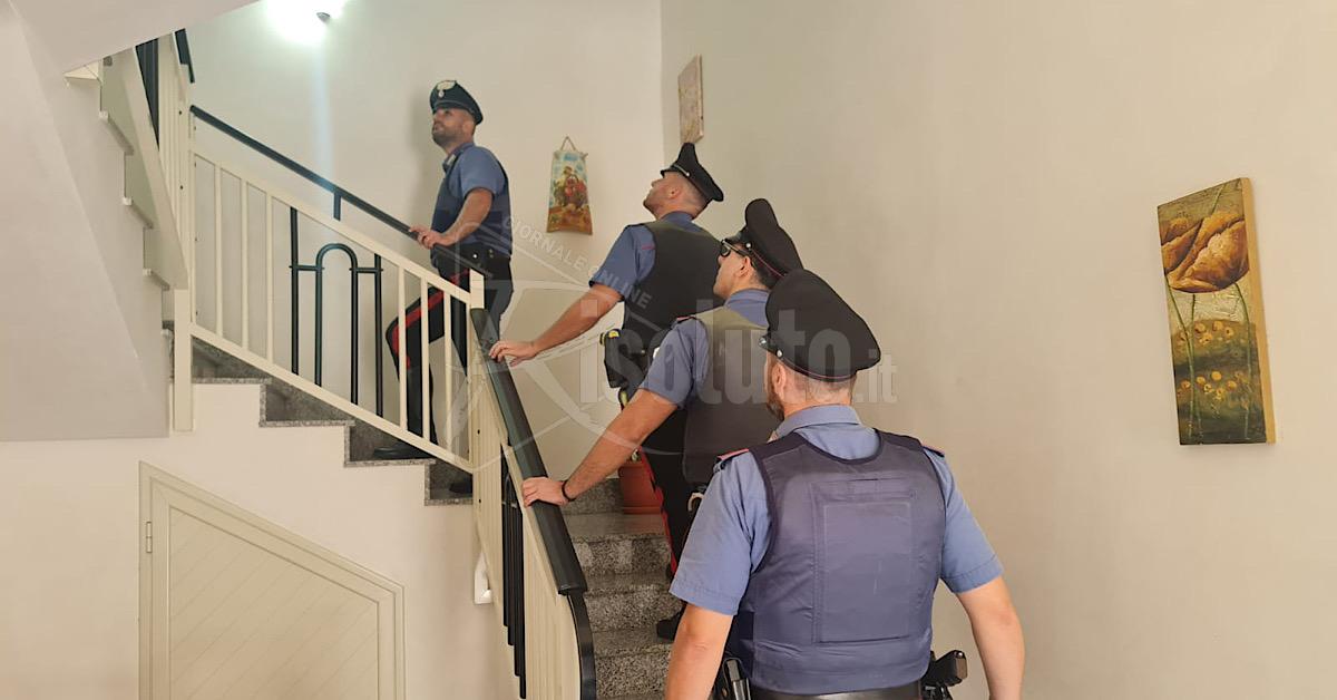 Donna si barrica in casa con i suoi figli dopo lite familiare, intervengono i carabinieri