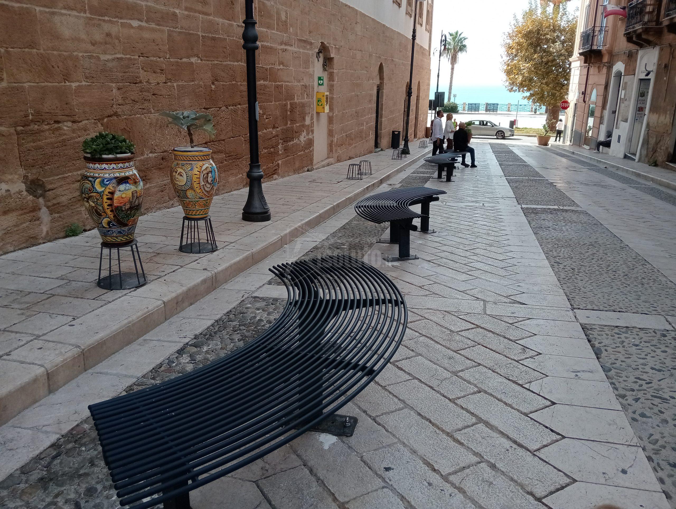Nuove panchine per la via Roma a Sciacca
