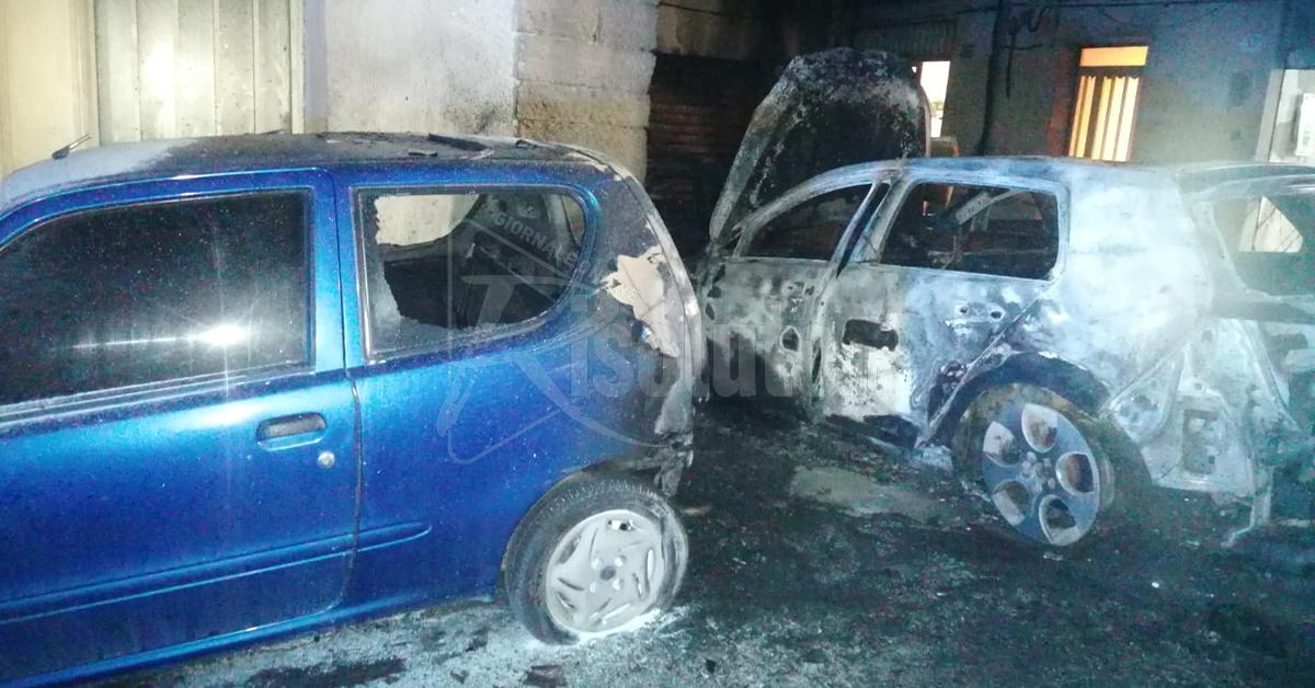 Cinque auto e due scooter a fuoco durante la notte a Sciacca, indaga la polizia