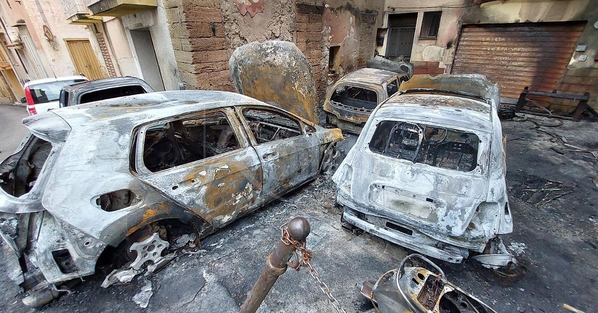Sciacca, soccorsi alcuni anziani durante l'incendio di auto e moto a Santa Caterina
