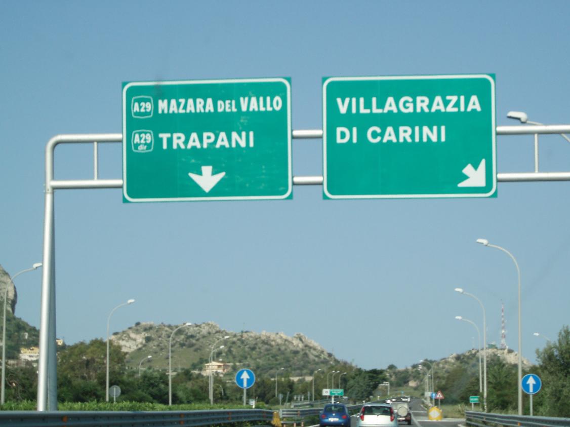 Scontro tra 5 auto e una moto sull'A29 in direzione Palermo, grave il centauro