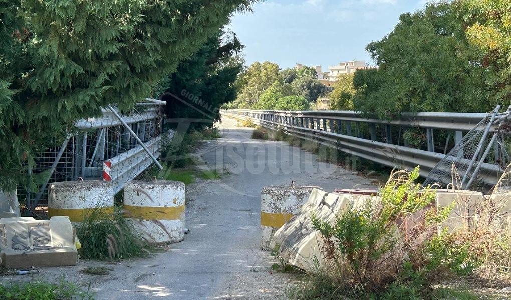 Abbattuta la recinzione e aperto un varco per transitare sul Cansalamone