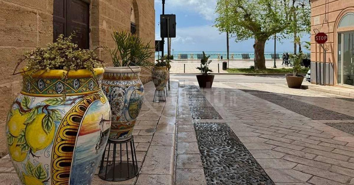 Un'anfora di ceramica per rilanciare Via Roma e la città