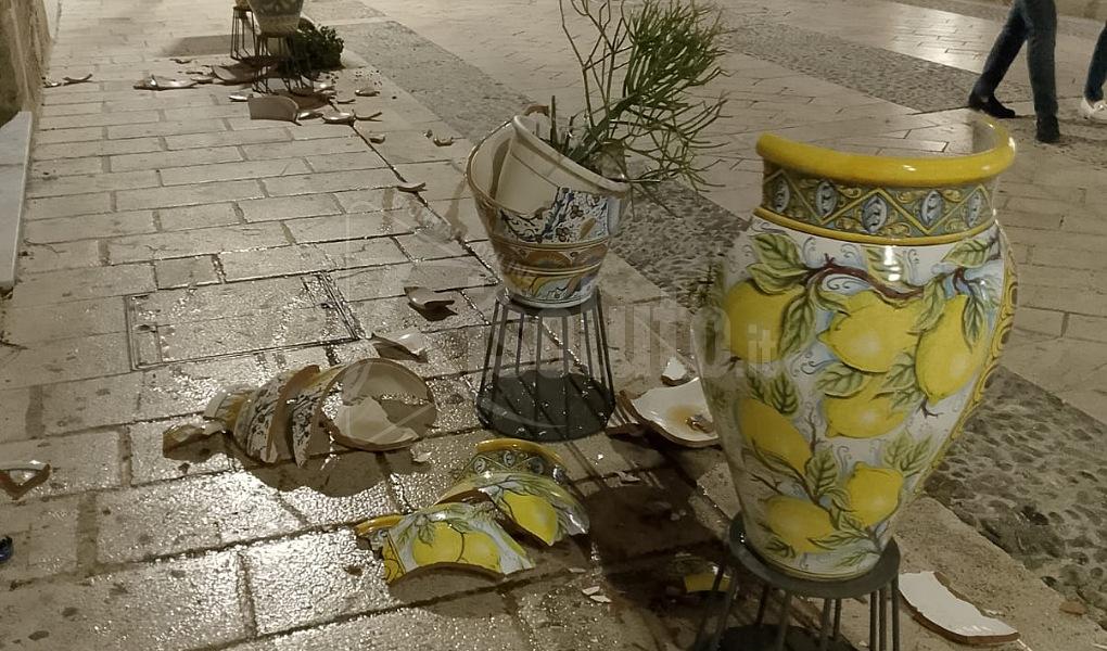 Rotti anche i vasi di via Roma nel raid in centro a Sciacca