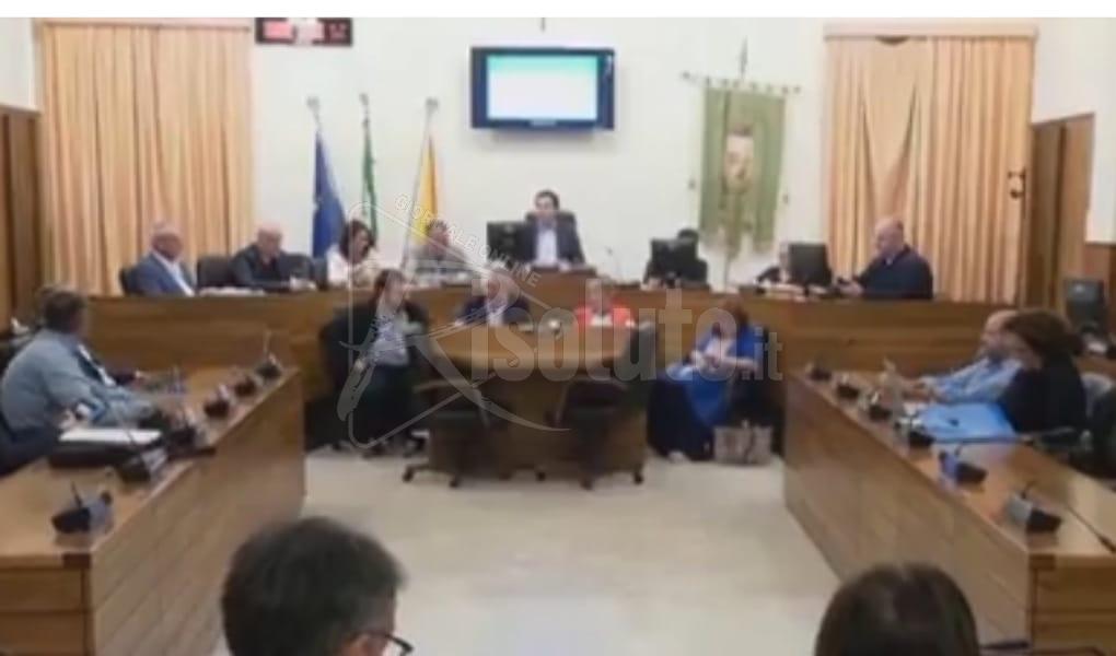 Si del consiglio alle variazioni di bilancio, soldi anche per la progettazione di via Carrozza