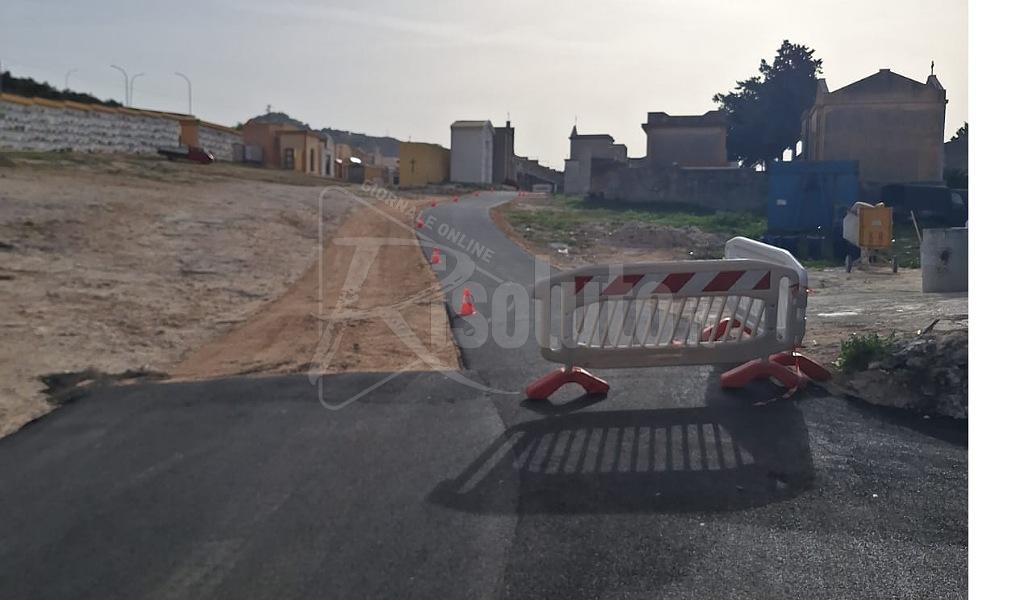 Strada asfaltata al cimitero di Sciacca, ma subito transenne per evitare passaggio auto