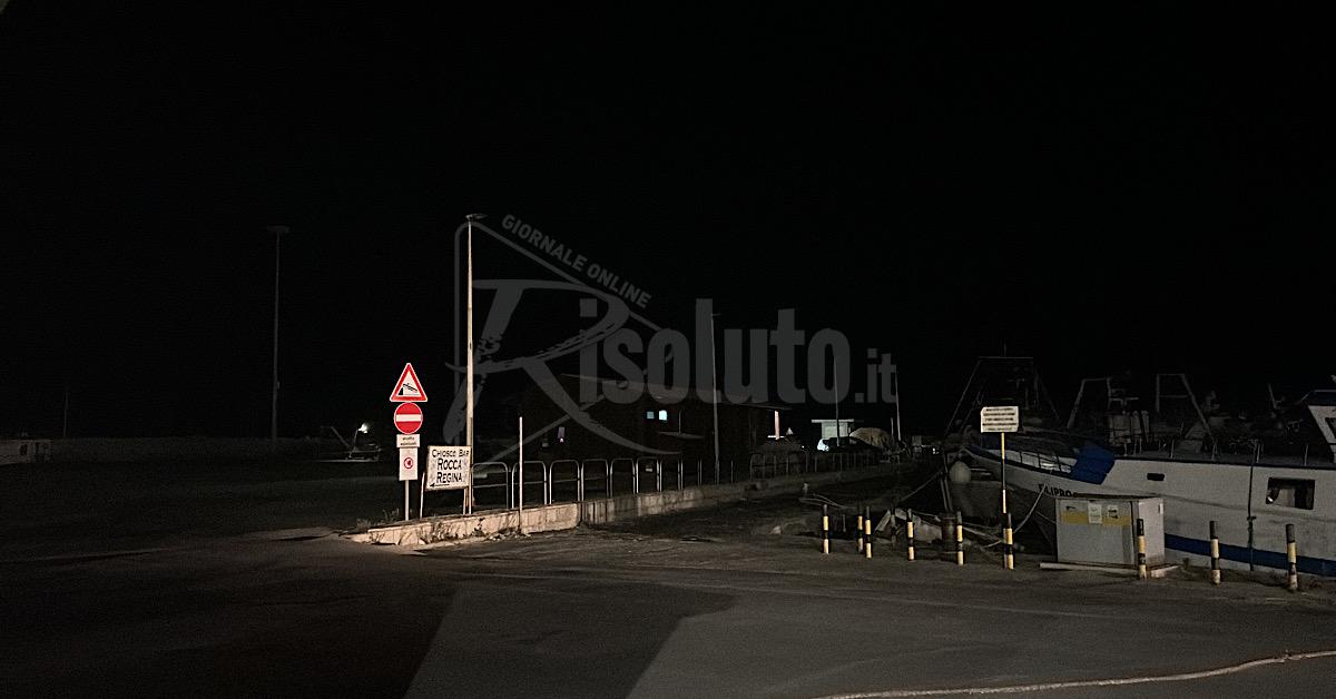 Porto di Sciacca, la pioggia spegne ancora una volta l’impianto di illuminazione (Video)
