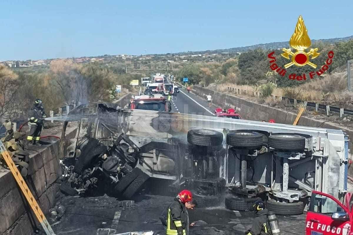 Due vittime nello scontro tra un tir e una vettura a Paterno', mezzo pesante in fiamme