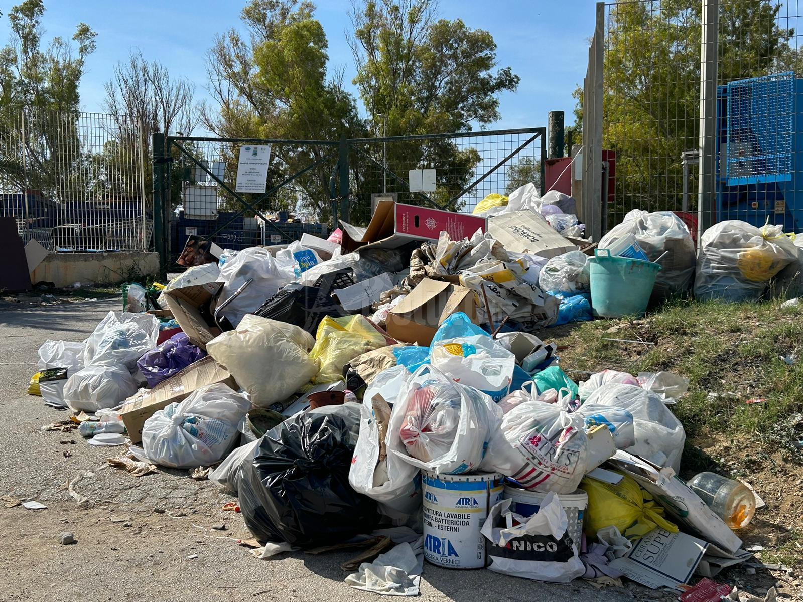 Sciacca, incivili snobbano anche le telecamere e abbandonano rifiuti in pieno giorno