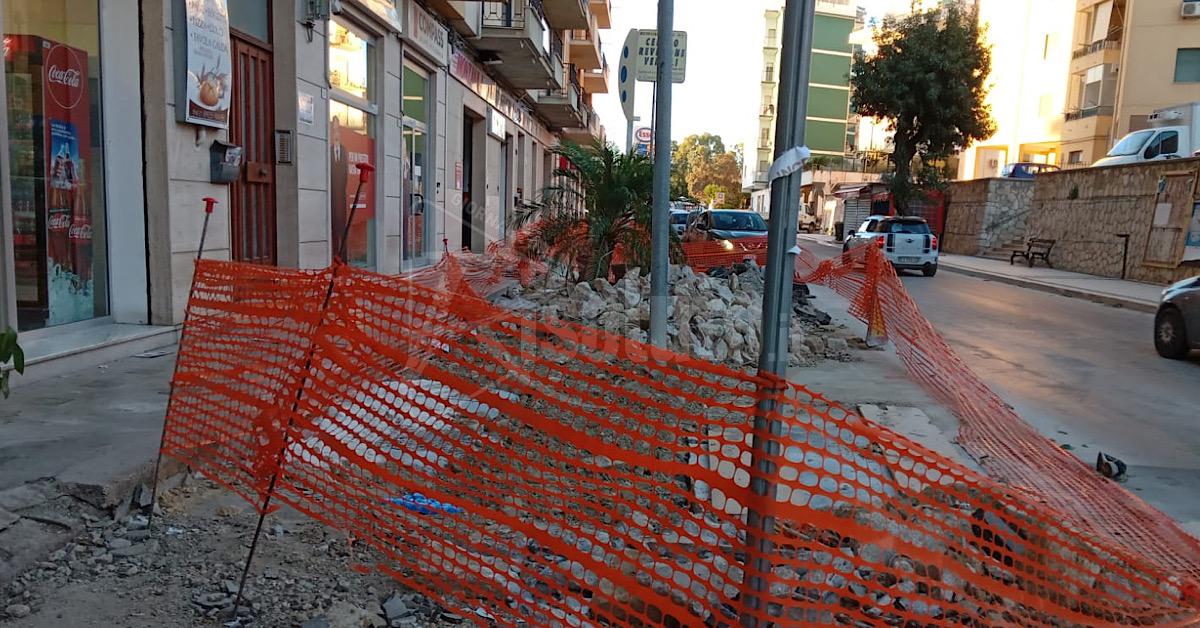 Lavori in via Cappuccini fermi da una settimana, i commercianti: “Abbiamo perso migliaia di euro”