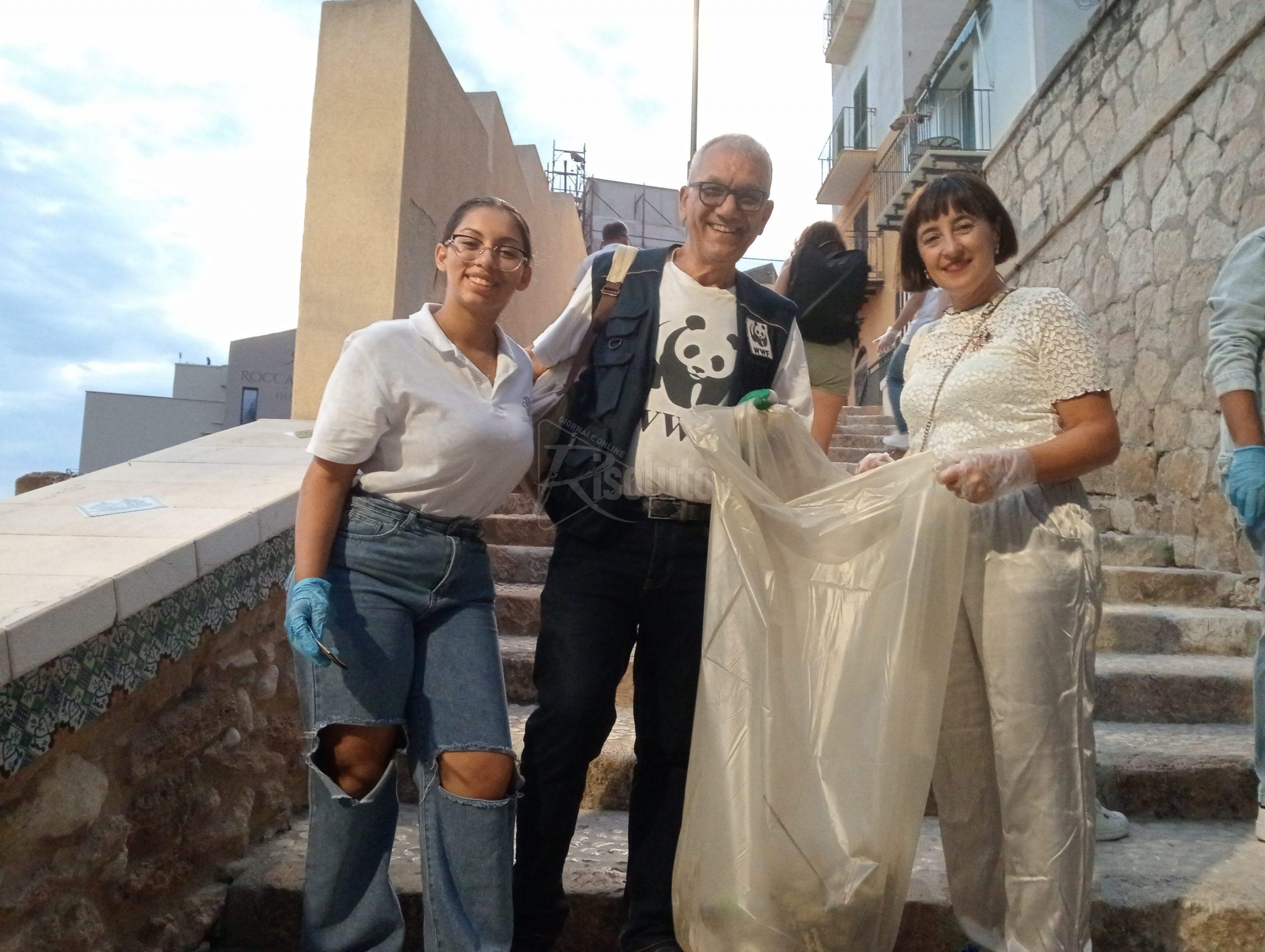 Ripulita dai soci Lions e Wwf la scalinata a zig zag della Marina di Sciacca (Video)