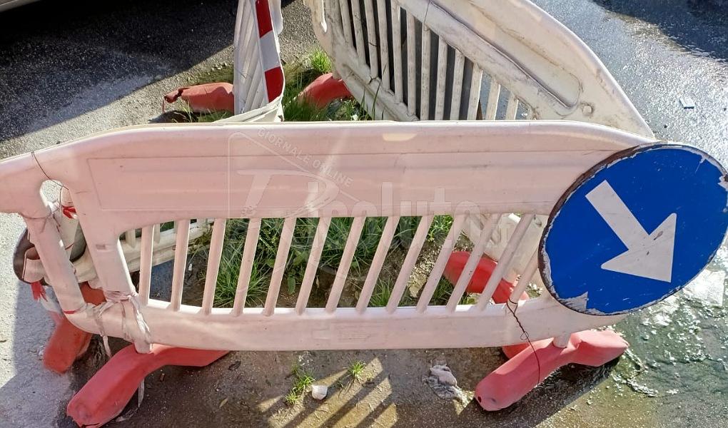 Transenne da record in via Lioni, erba alta e manovre difficili