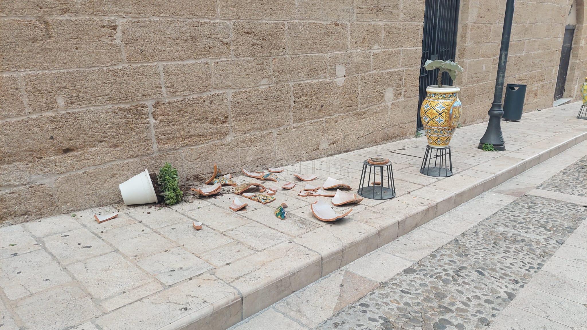 Donna responsabile del danneggiamento del vaso in ceramica a Sciacca, individuata grazie alle telecamere