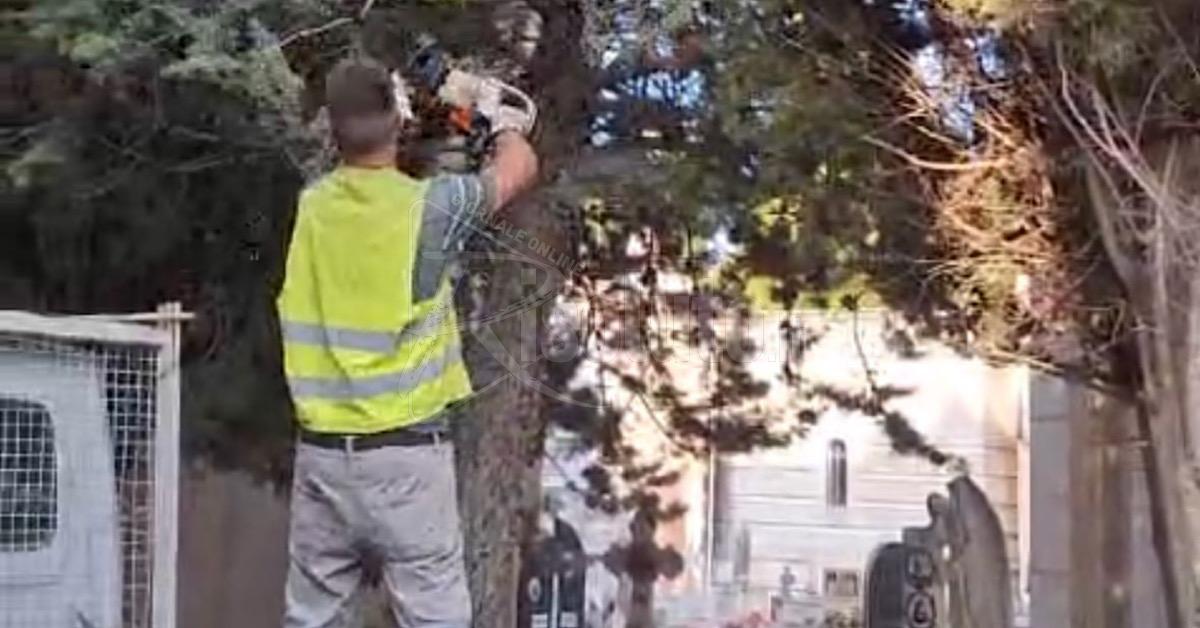 Continuano i lavori al cimitero di Sciacca, avviata la scerbatura (Video)