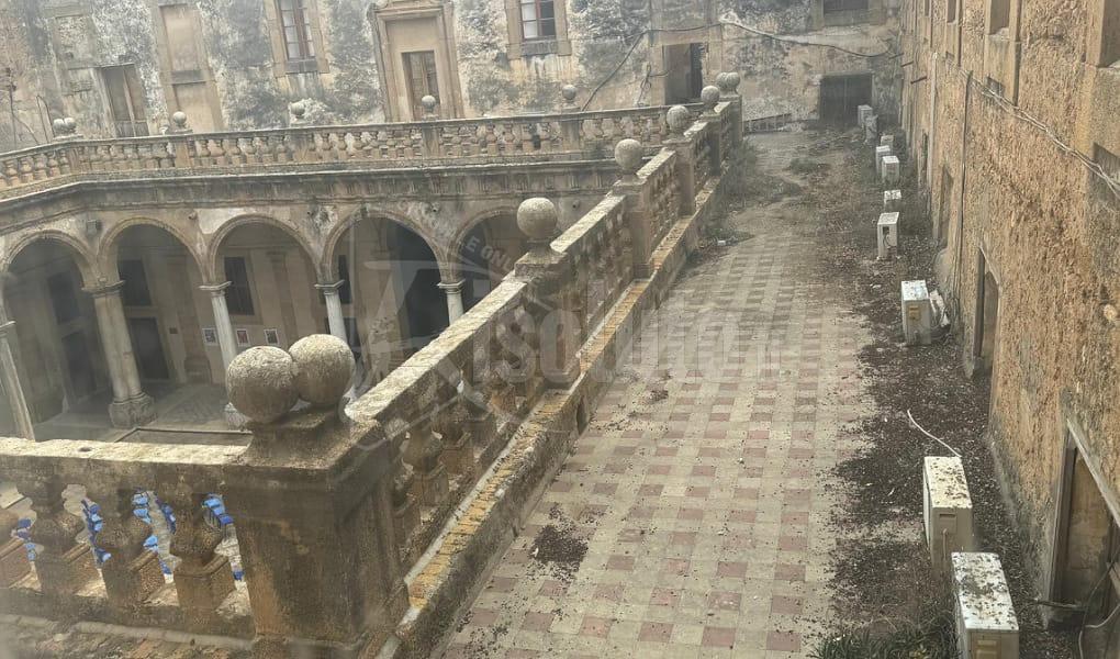 Degrado in Municipio a Sciacca, sporcizia e problemi igienico-sanitari