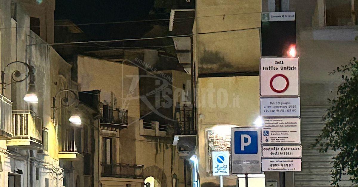 Danno alla scheda del varco Ztl di via Incisa a Sciacca, chiusura con transenne in Corso Vittorio Emanuele
