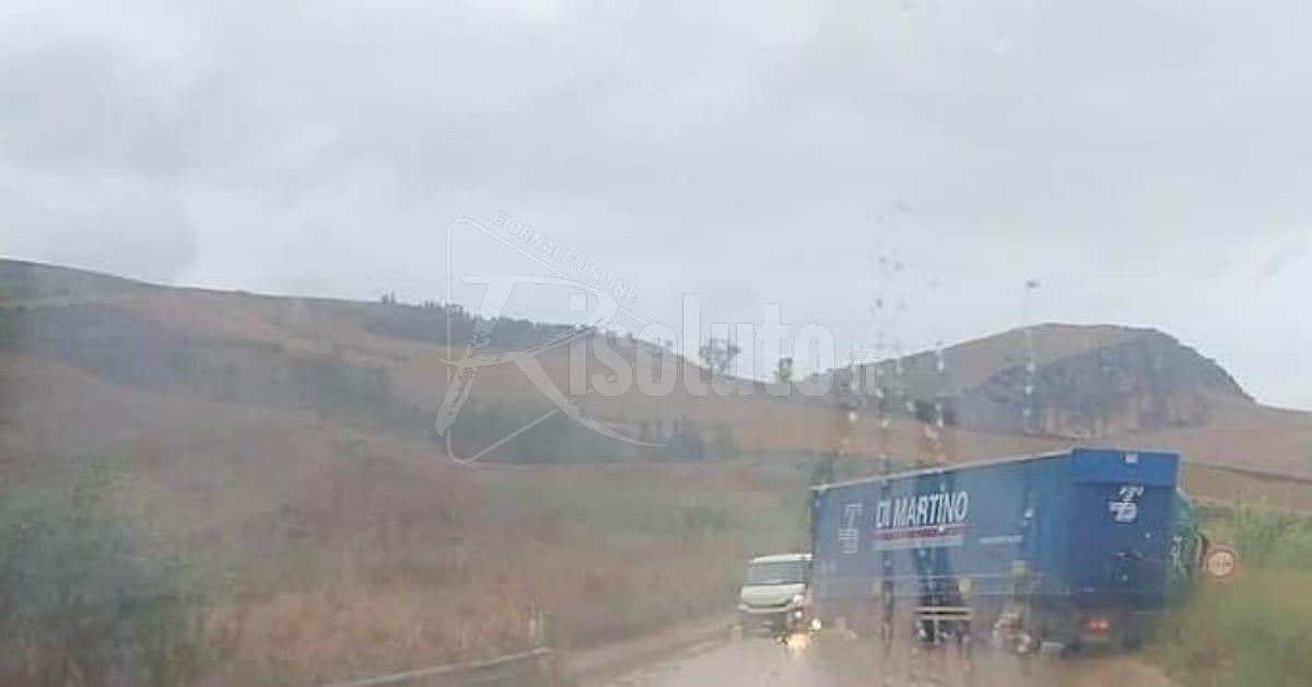 Fiume di fango sulla Fondovalle, un autotreno blocca il passaggio dei mezzi pesanti