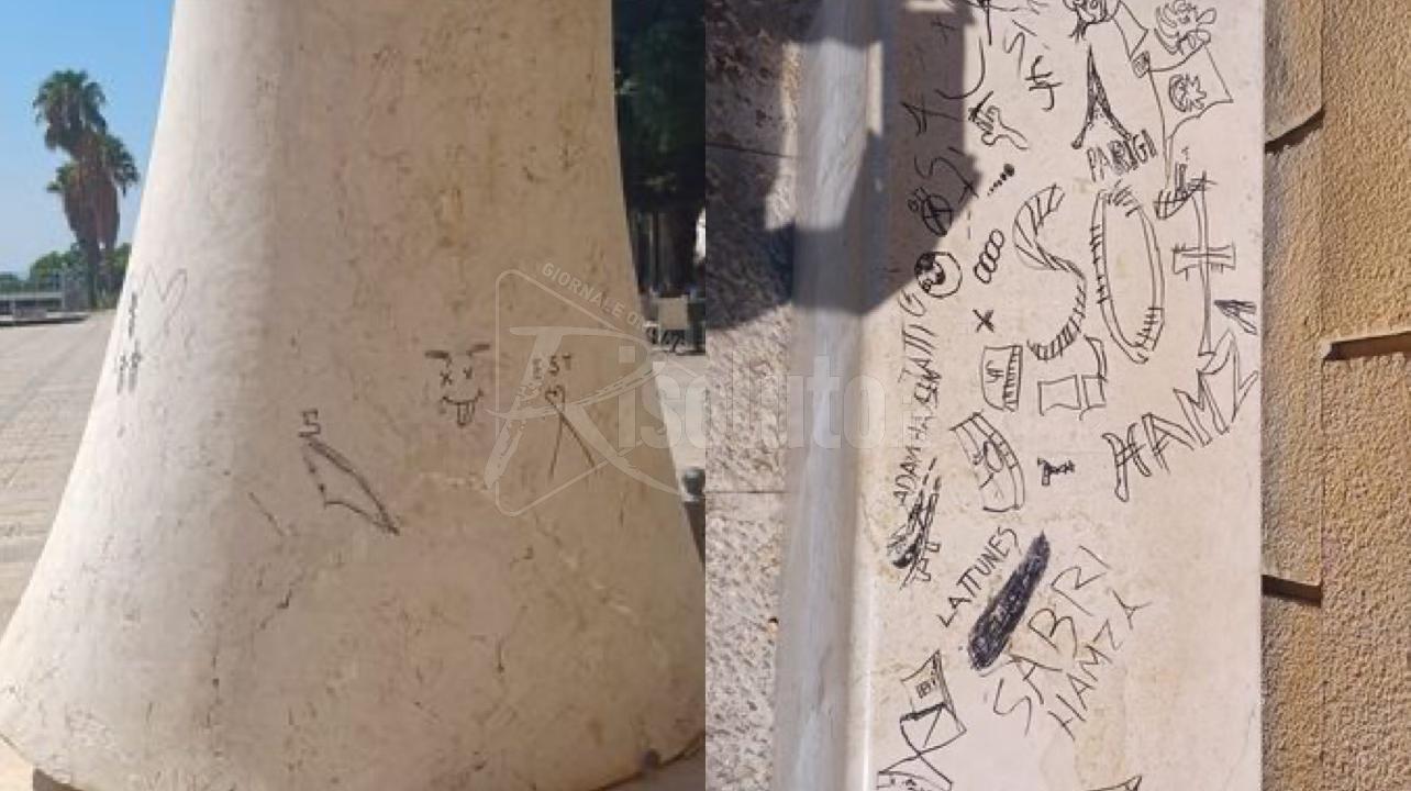 Giovani danneggiano l'arredo urbano di Menfi, pulisce un genitore