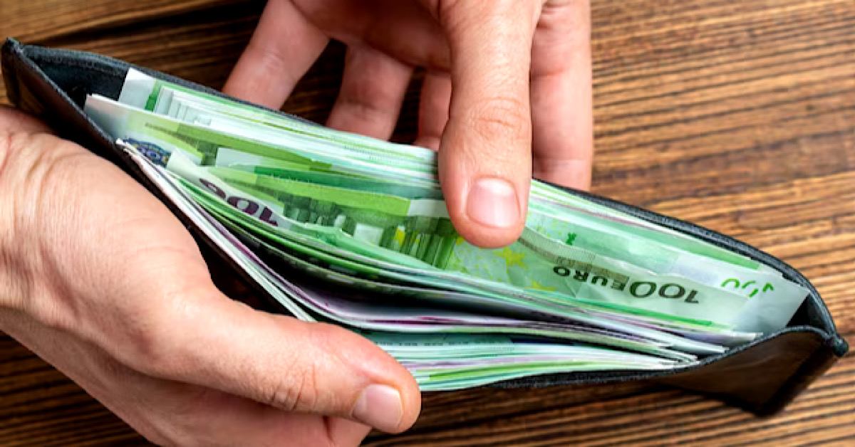Perde borsello con oltre mille euro, carabinieri lo trovano e lo restituiscono 