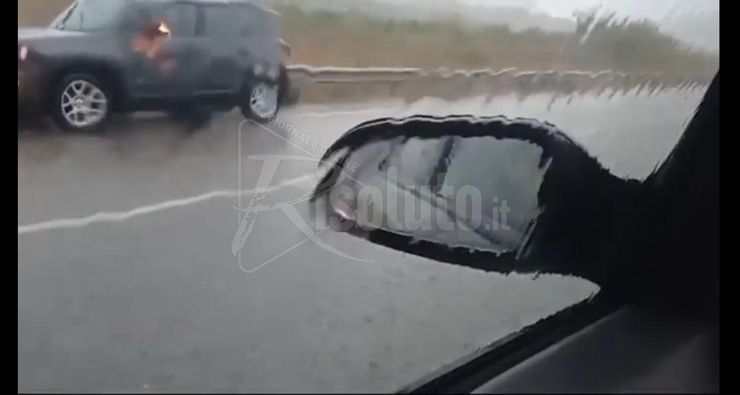 Pioggia sulla Fondovalle, auto bloccate dal fango in strada (Video)