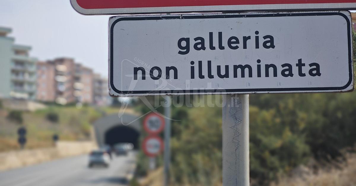 Collocata la segnaletica, prudenza nella galleria Belvedere sulla 115 al buio