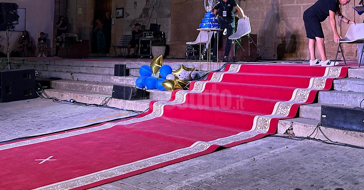 Tappeti di Dolce&Gabbana a Sciacca, da icona di lusso a oggetti di scena