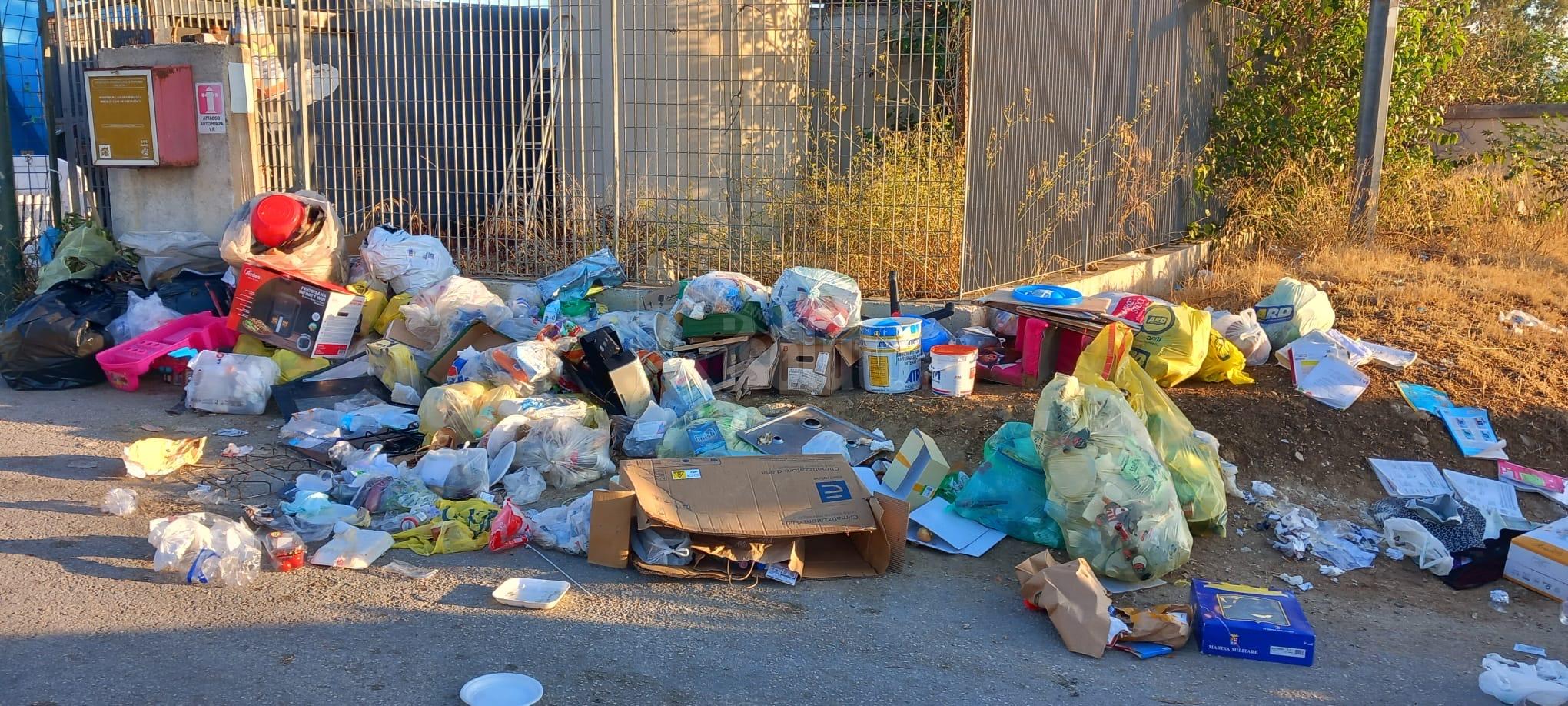 Ancora abbandono di rifiuti davanti all’isola ecologica di Sciacca