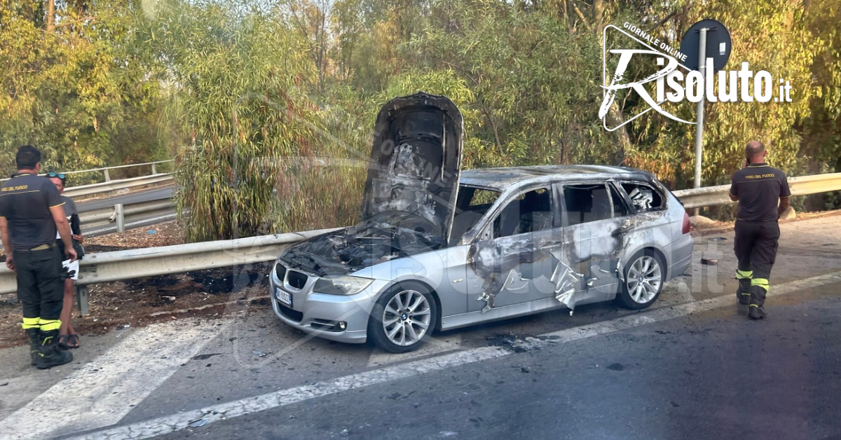 Paura in autostrada, auto in fiamme sulla Palermo - Mazara 