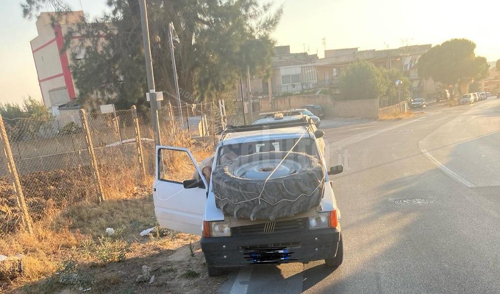 Trasporta pneumatico di un trattore su una Panda, sanzionato un saccense