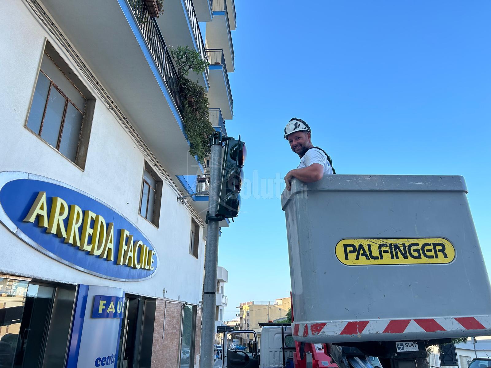 Ripristinato dopo 7 mesi il semaforo di via Modigliani a Sciacca