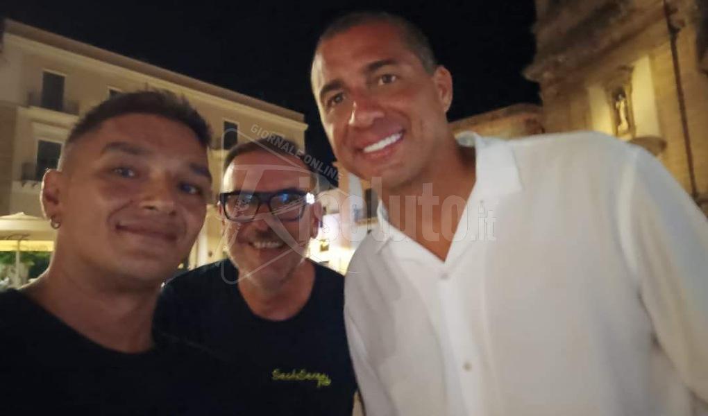 Trezeguet in vacanza a Sciacca, foto ricordo con due tifosi