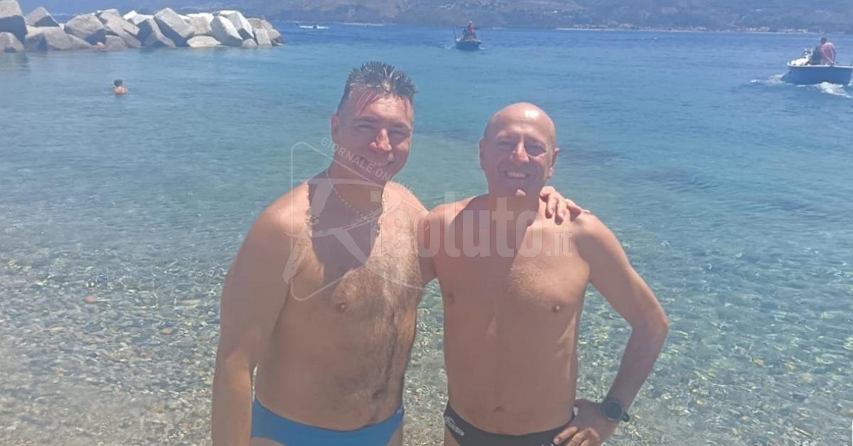 Mangia e Interrante attraversano a nuoto lo Stretto: "Mai pensare ai 150 metri di profondità" (Video)