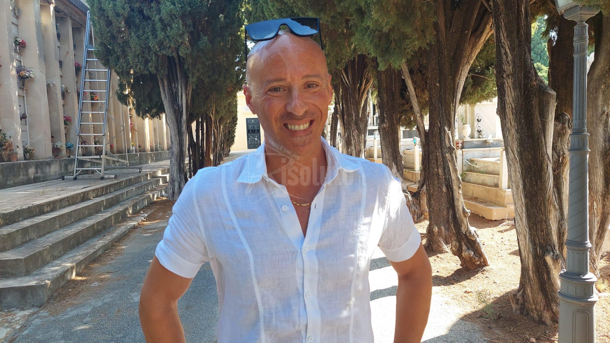 Appena tre unità del Comune di Sciacca impegnate al cimitero, una ditta esegue la pulizia straordinaria (Video)
