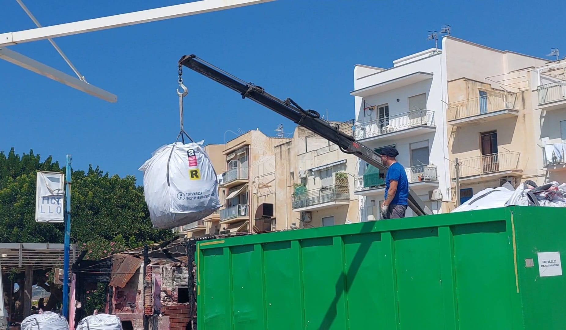 Mezzi allo Stazzone per rimuovere i sacchi con i materiali del "Porticello" (Video)