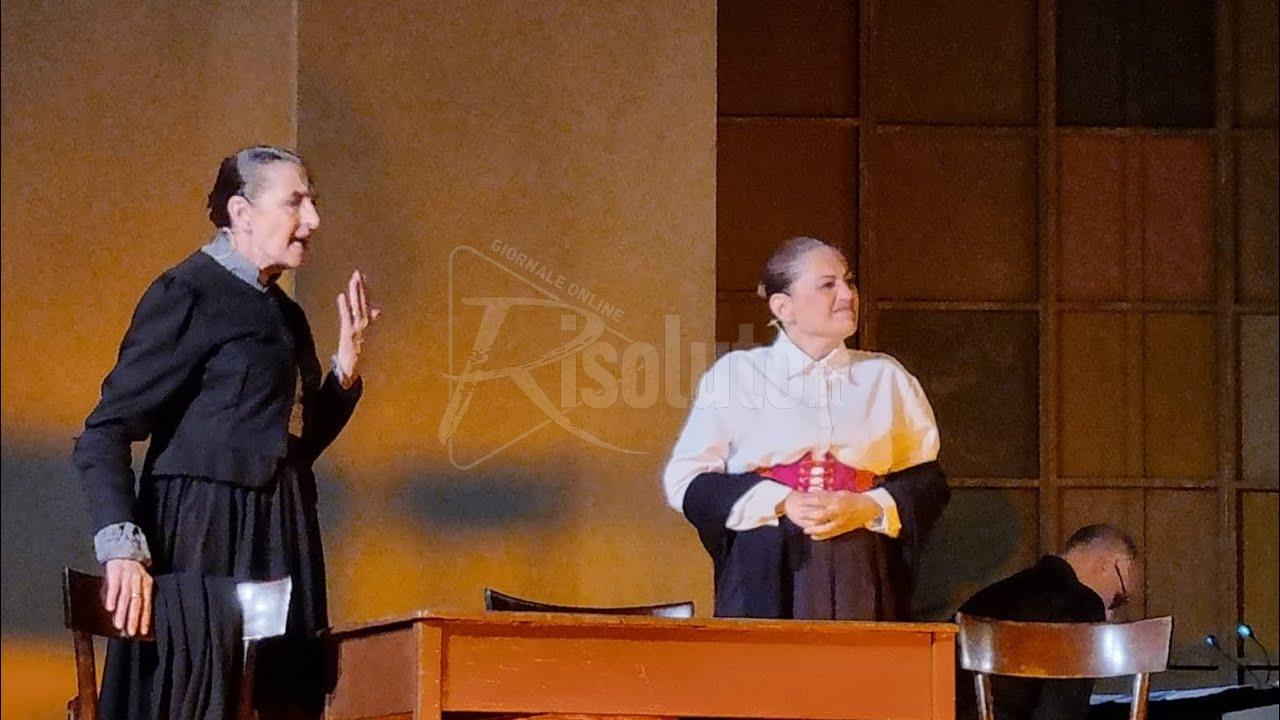 Gli storici componenti della "Compagnia dell'Isola" sul palco per omaggiare Vincenzo Catanzaro (Video)